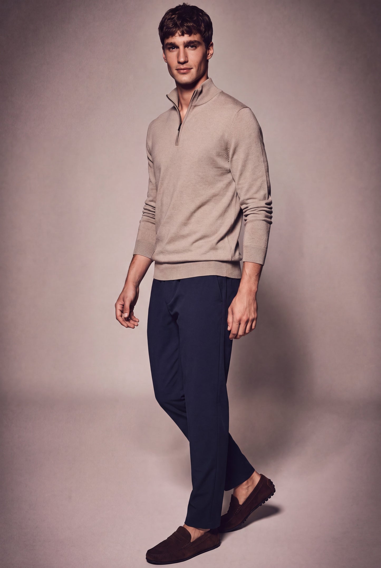 MAESON The Belfort Half-Zip Dune Taupe — model, foto 2