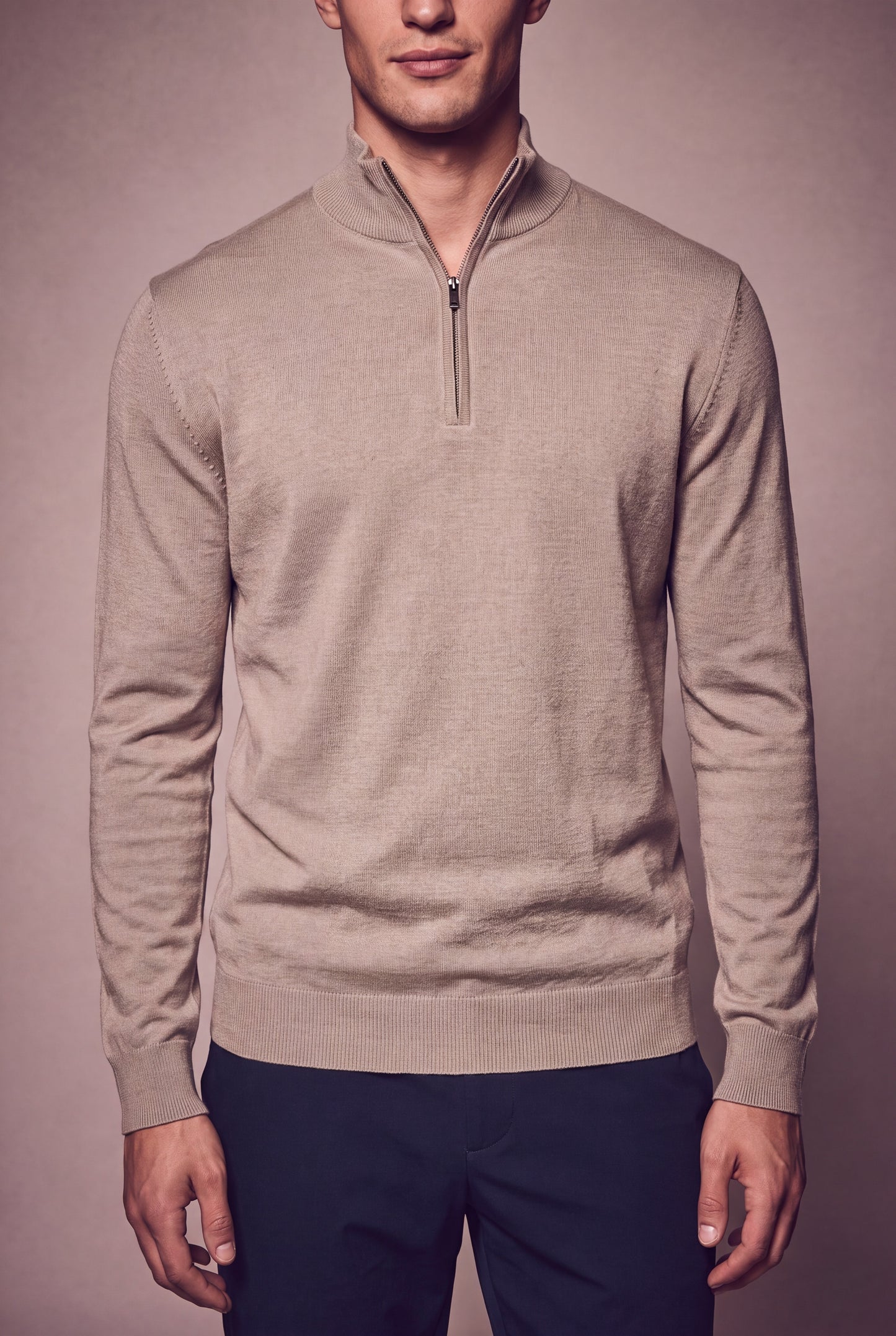 MAESON The Belfort Half-Zip Dune Taupe — model, foto 3