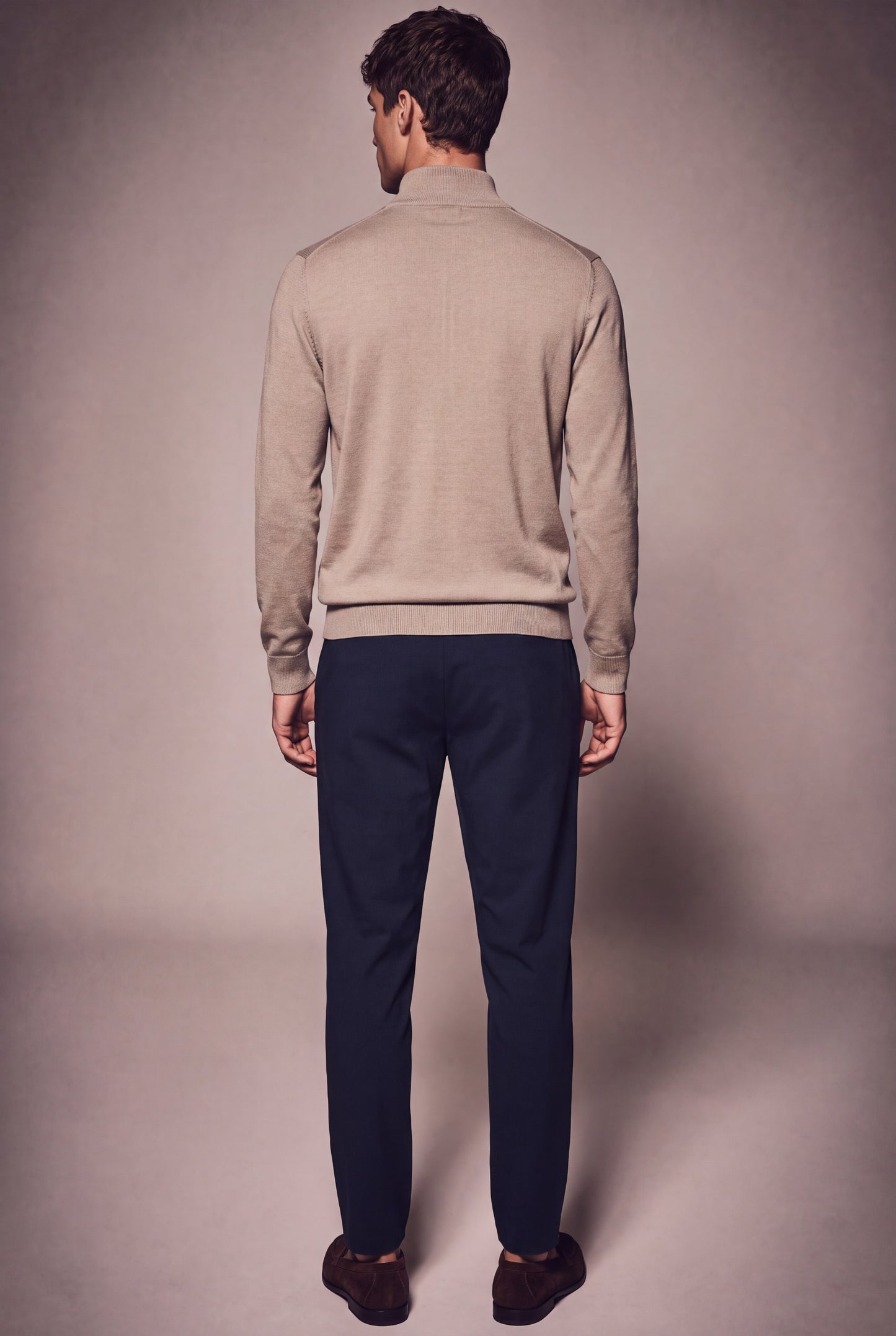 MAESON The Belfort Half-Zip Dune Taupe — model, foto 4