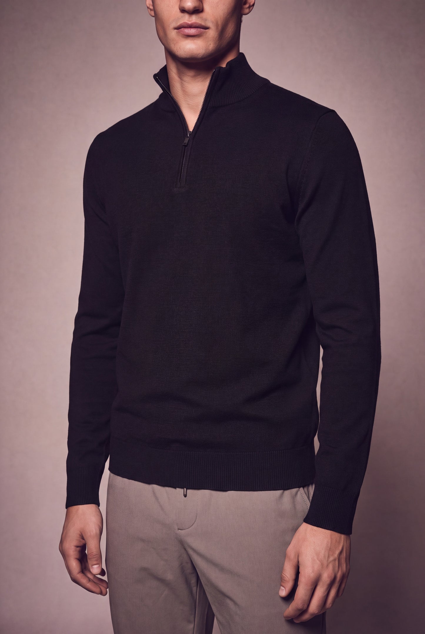MAESON The Belfort Half-Zip Onyx Black — model, foto 3