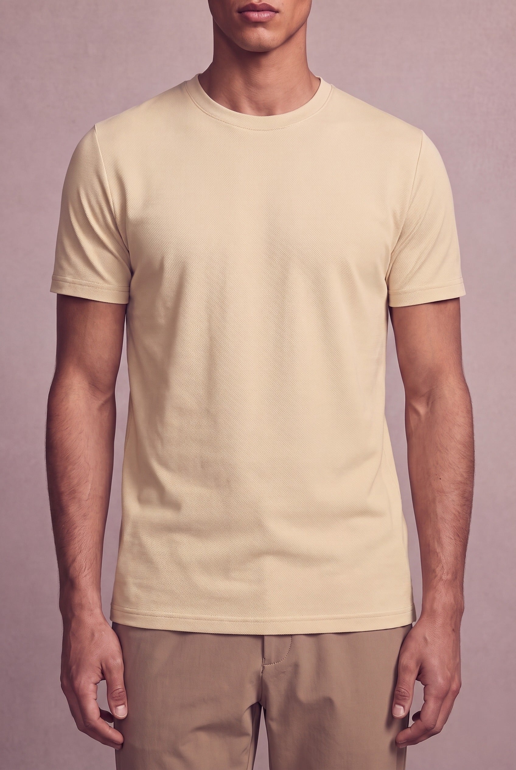 MAESON T-Shirt Silktouch Pique Ivory Beige — model, foto 3