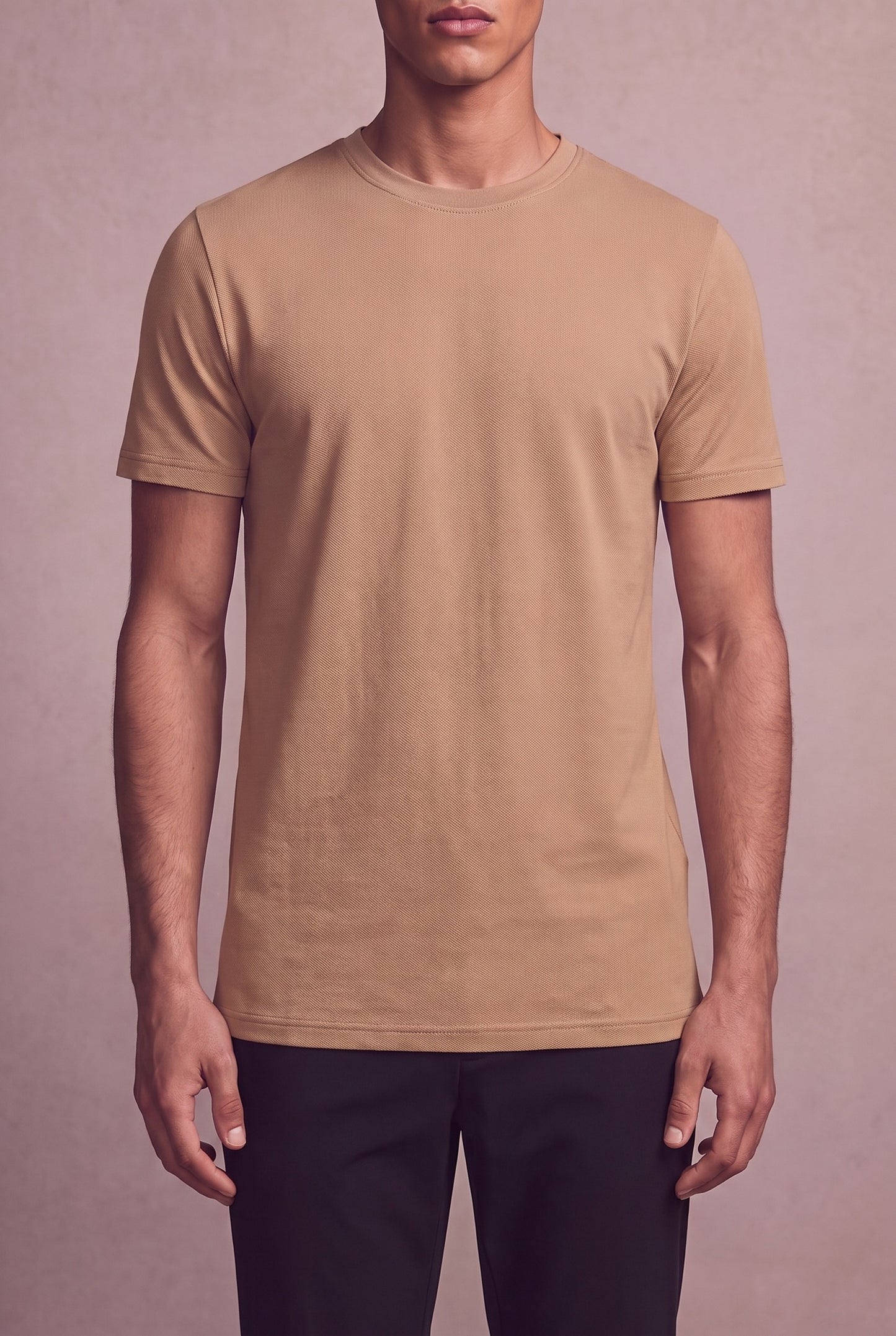 MAESON T-Shirt Silktouch Pique Mocha Sand — model, foto 3