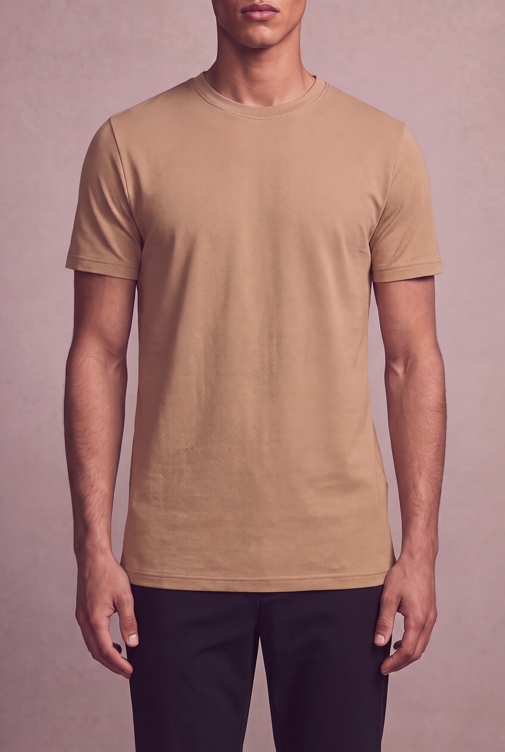 MAESON T-Shirt Silktouch Pique Mocha Sand — model, foto 3