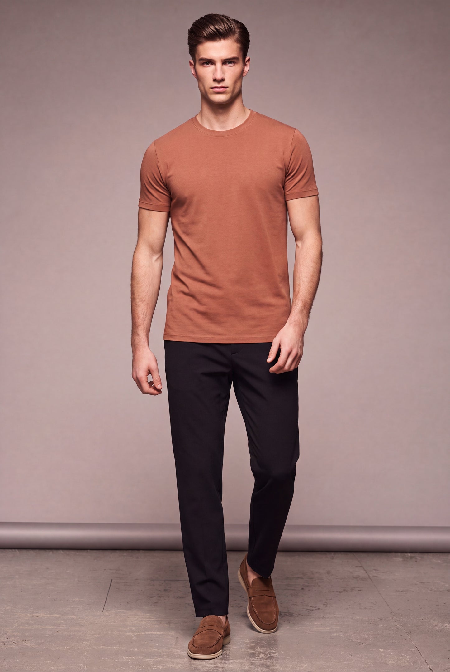 MAESON T-Shirt Modal Essence Ember Sand — model, foto 1
