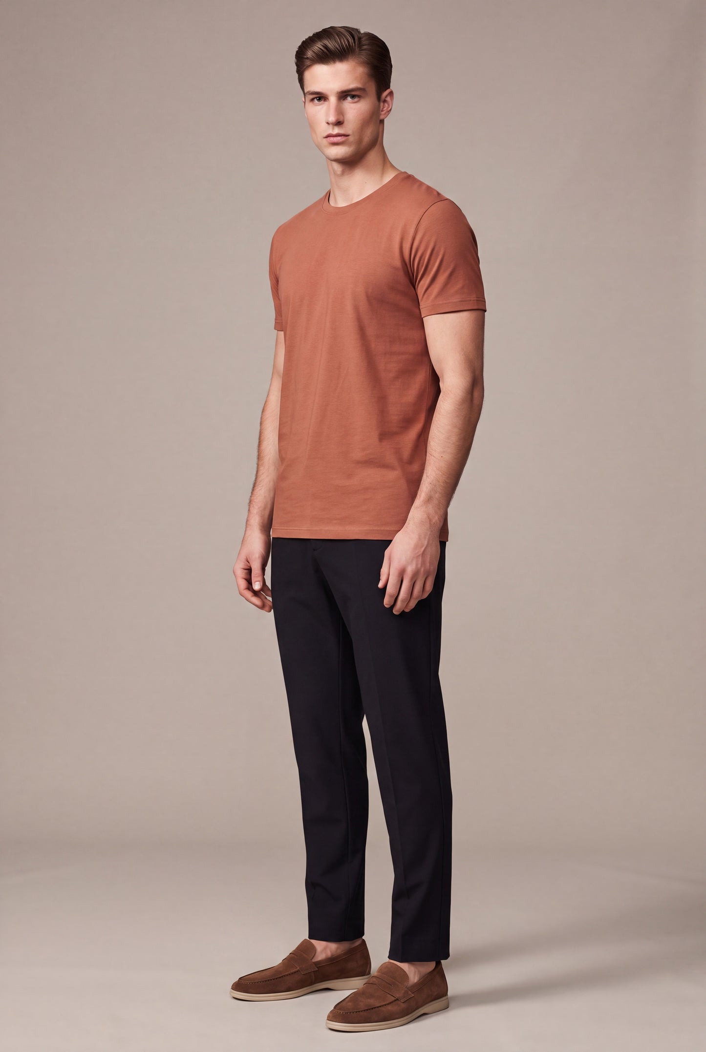 MAESON T-Shirt Modal Essence Ember Sand — model, foto 2