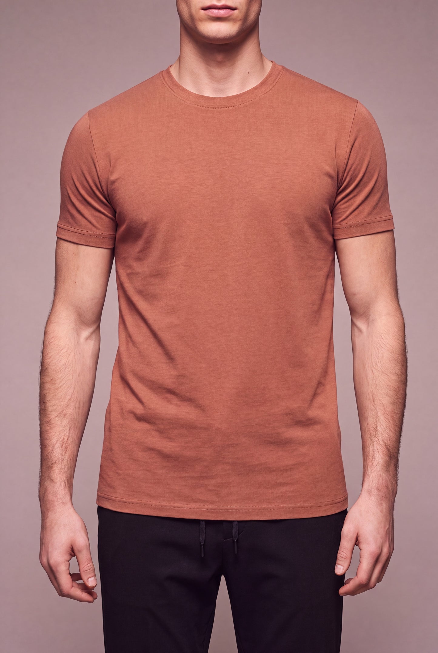 MAESON T-Shirt Modal Essence Ember Sand — model, foto 3