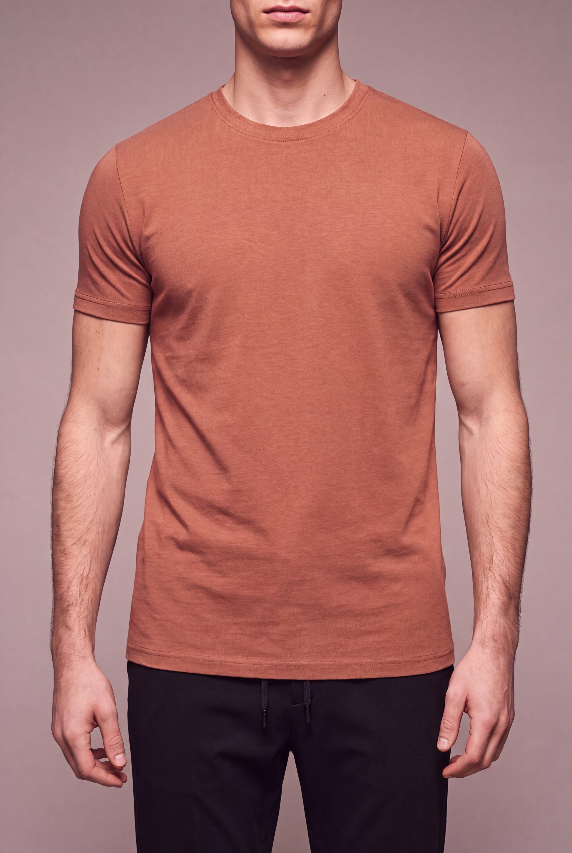 MAESON T-Shirt Modal Essence Ember Sand — model, foto 3