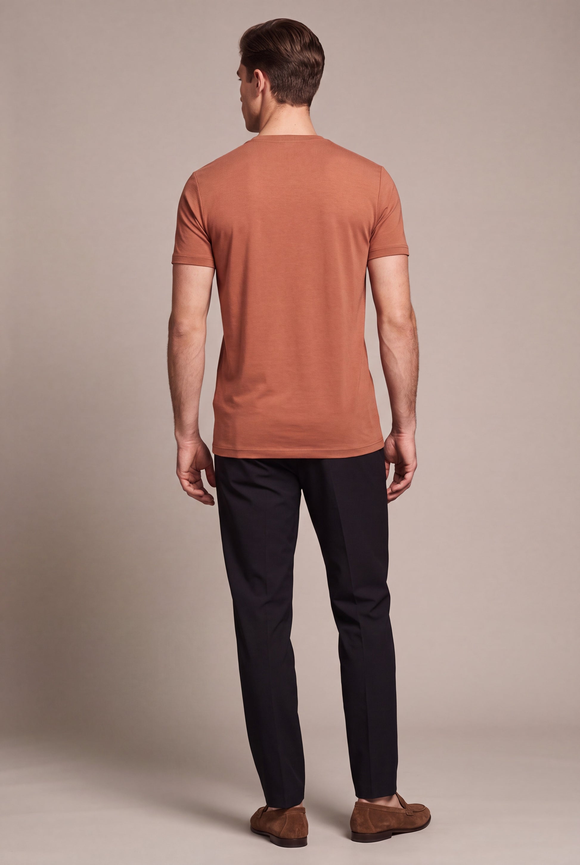 MAESON T-Shirt Modal Essence Ember Sand — model, foto 4