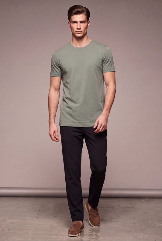 MAESON T-Shirt Modal Essence Frosted Olive — model, foto 1