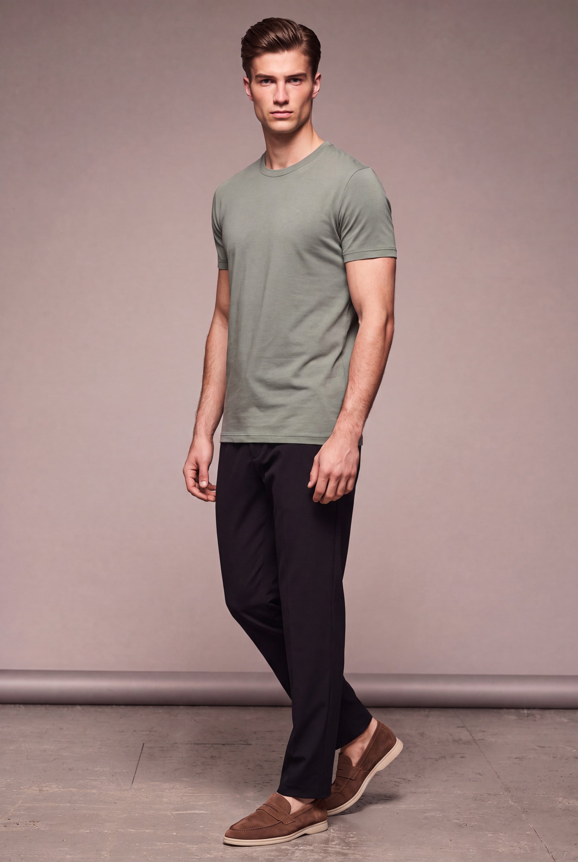 MAESON T-Shirt Modal Essence Frosted Olive — model, foto 2