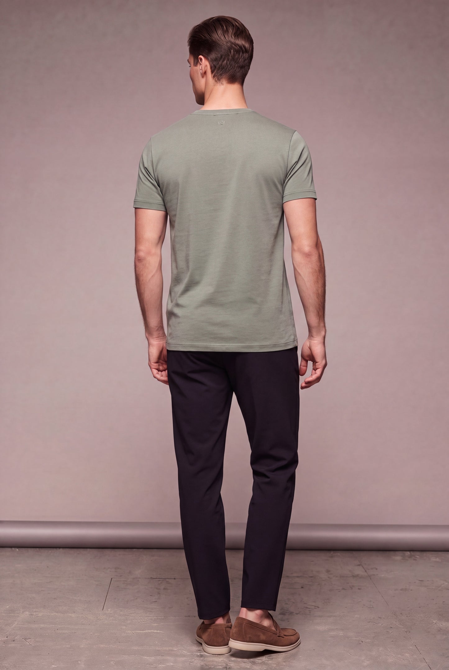 MAESON T-Shirt Modal Essence Frosted Olive — model, foto 4