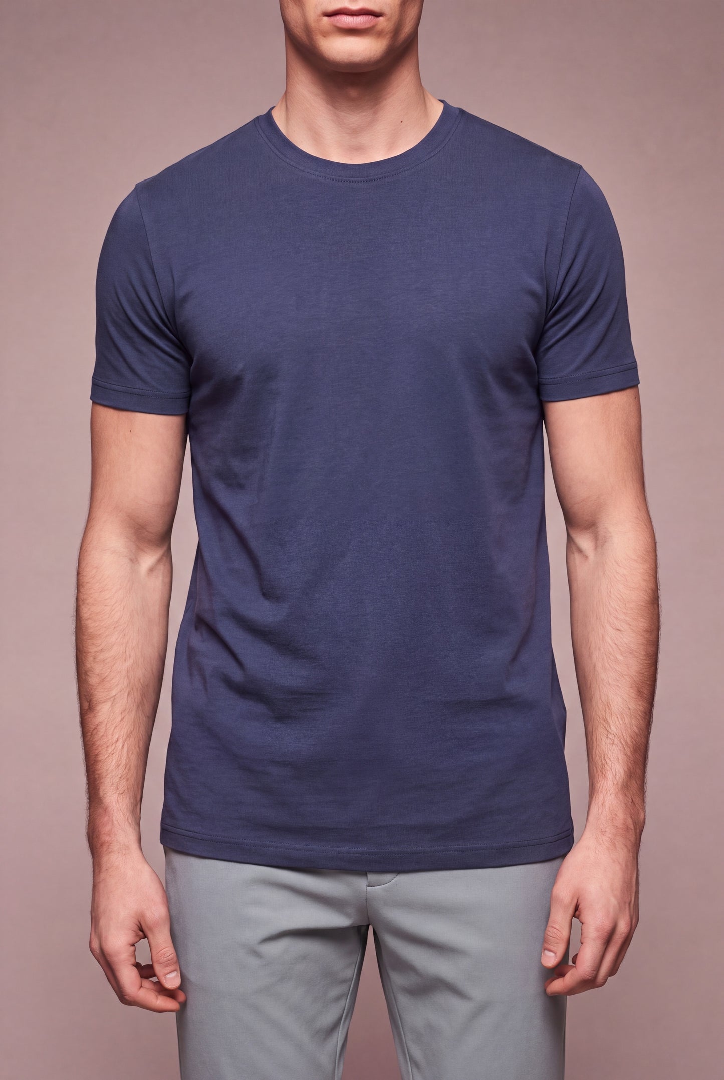 MAESON T-Shirt Modal Essence Midnight Blue — model, foto 3