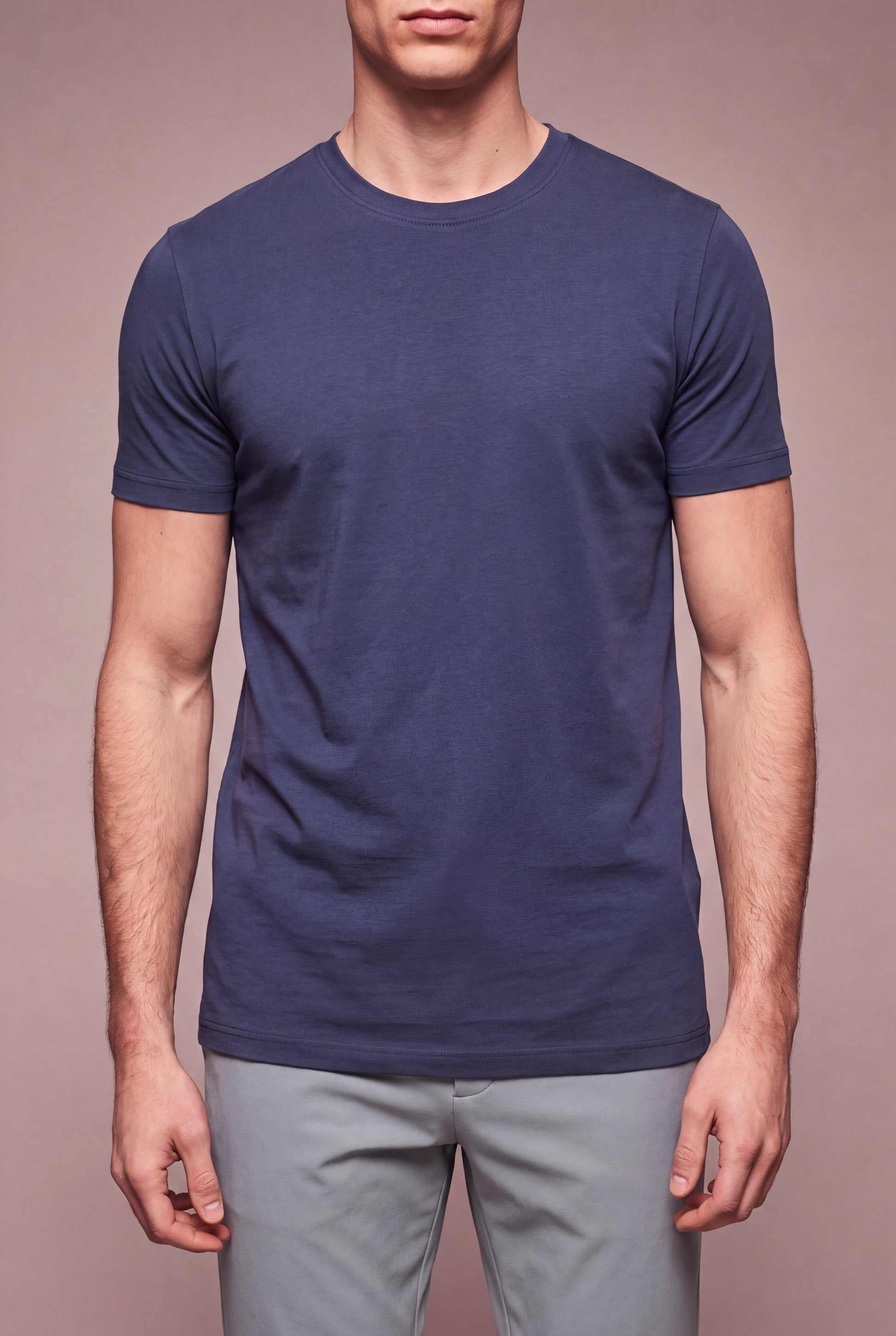 MAESON T-Shirt Modal Essence Midnight Blue — model, foto 3