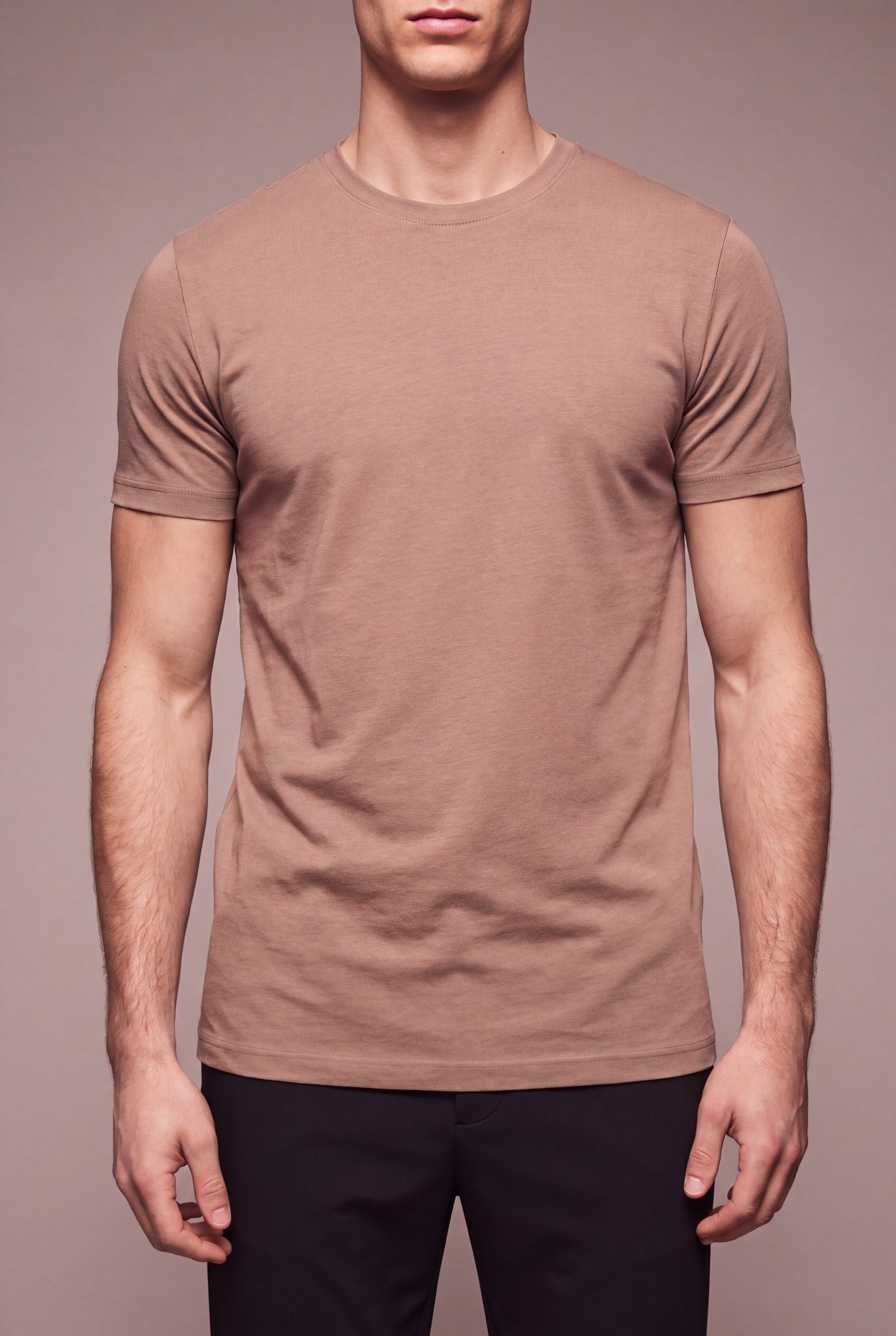 MAESON T-Shirt Modal Essence Mocha — model, foto 3
