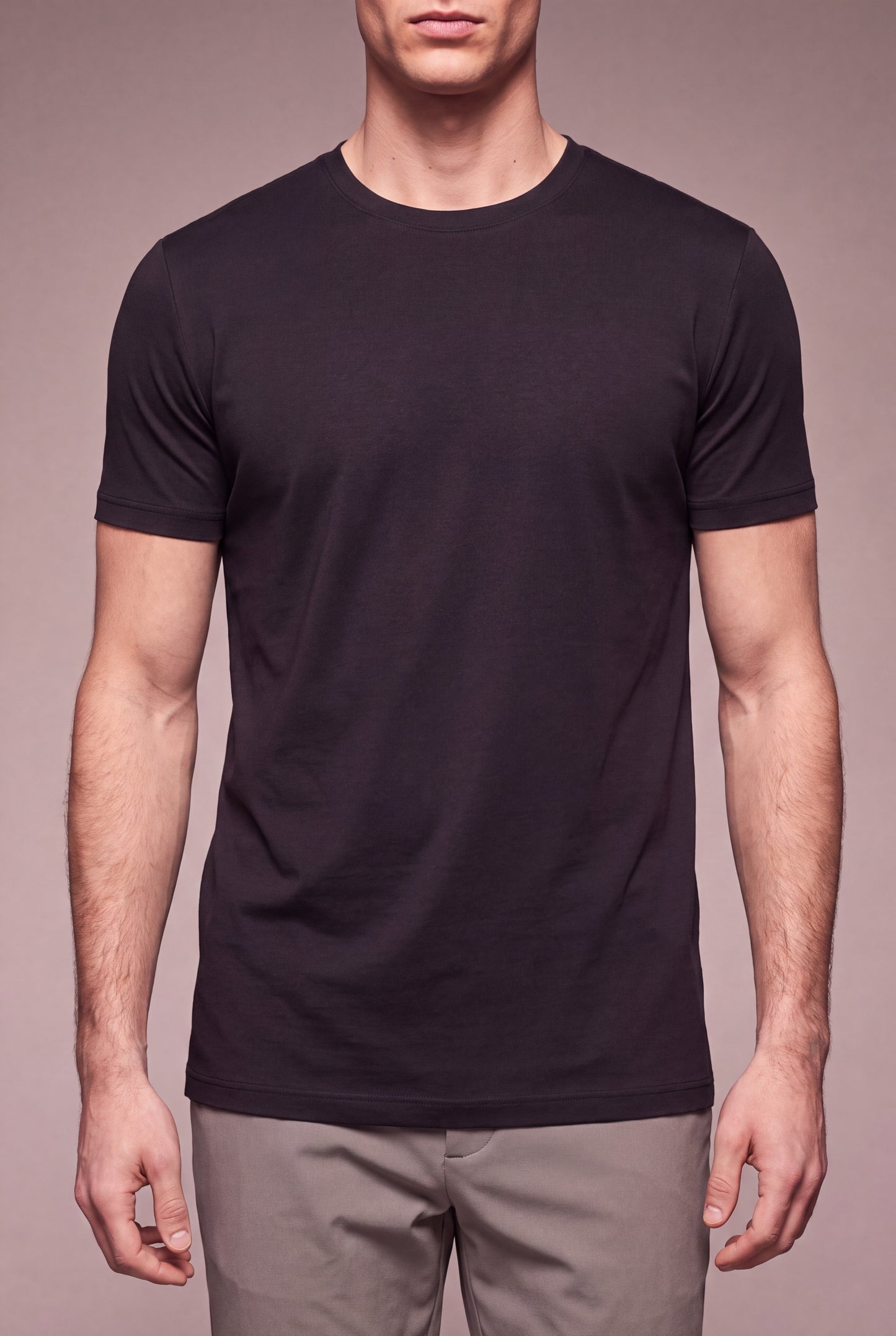 MAESON T-Shirt Modal Essence Onyx Black — model, foto 3