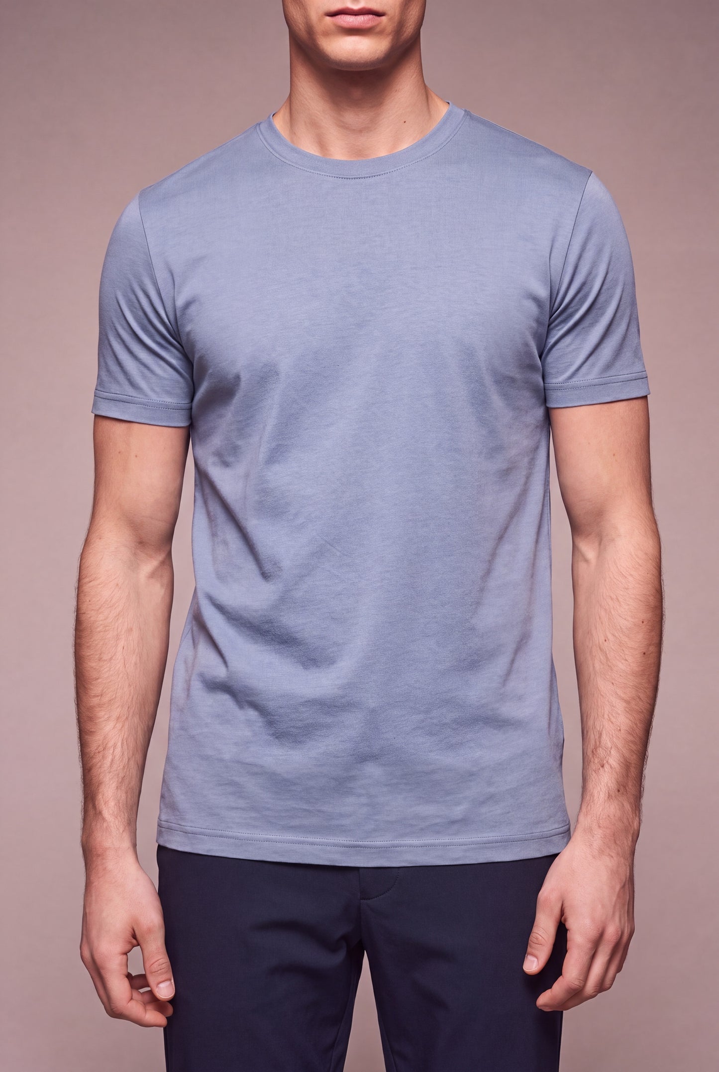 MAESON T-Shirt Modal Essence Satin Blue — model, foto 3