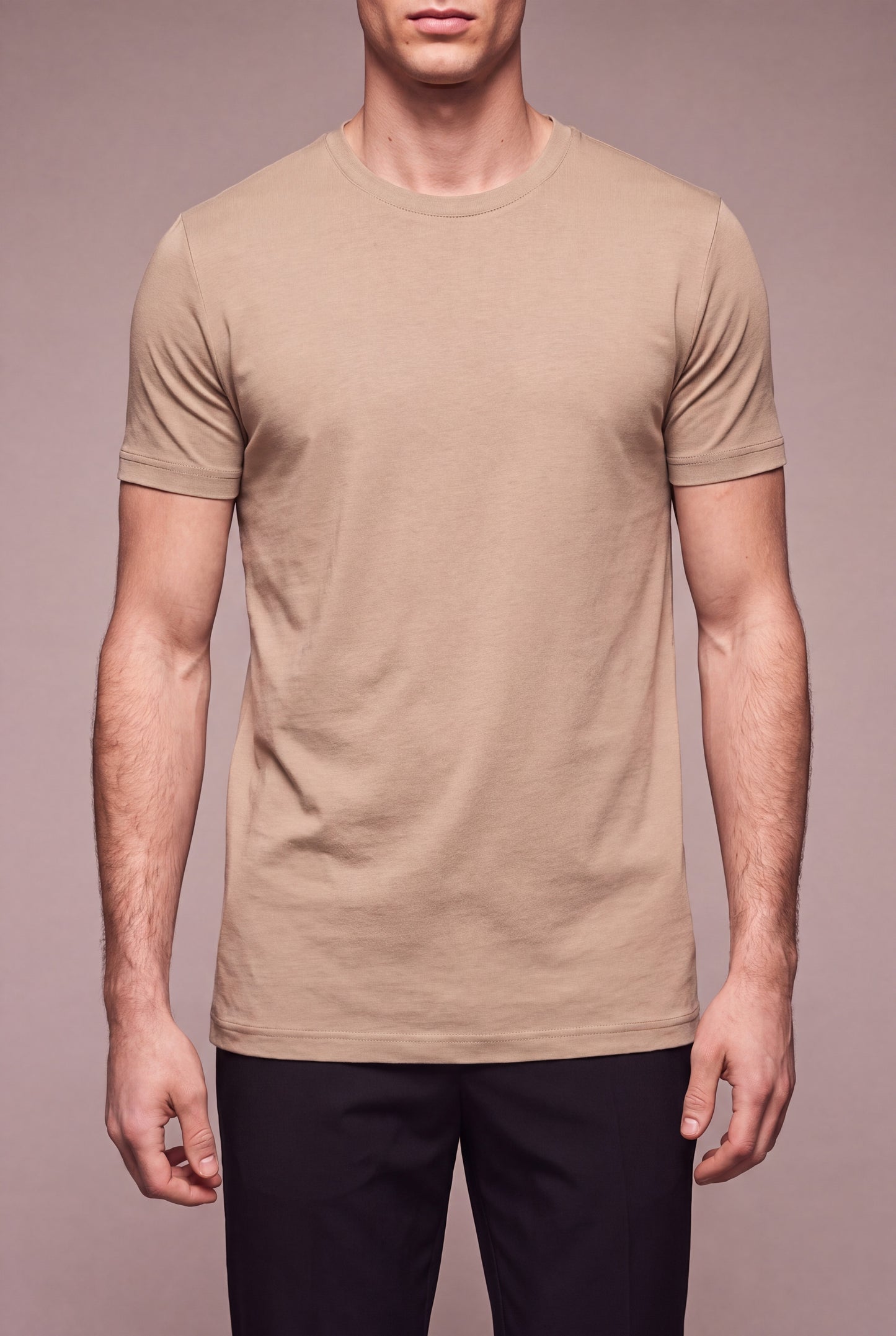 MAESON T-Shirt Modal Essence Soft Mocha — model, foto 3