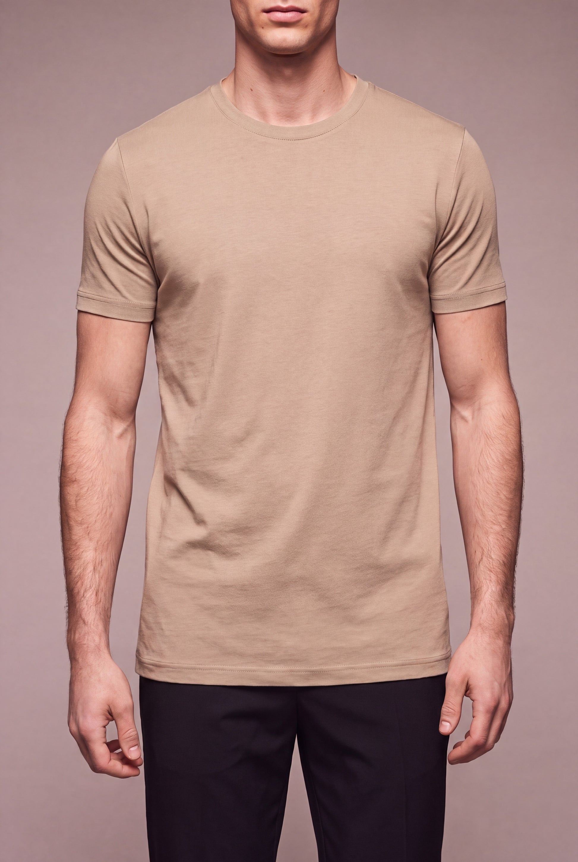 MAESON T-Shirt Modal Essence Soft Mocha — model, foto 3