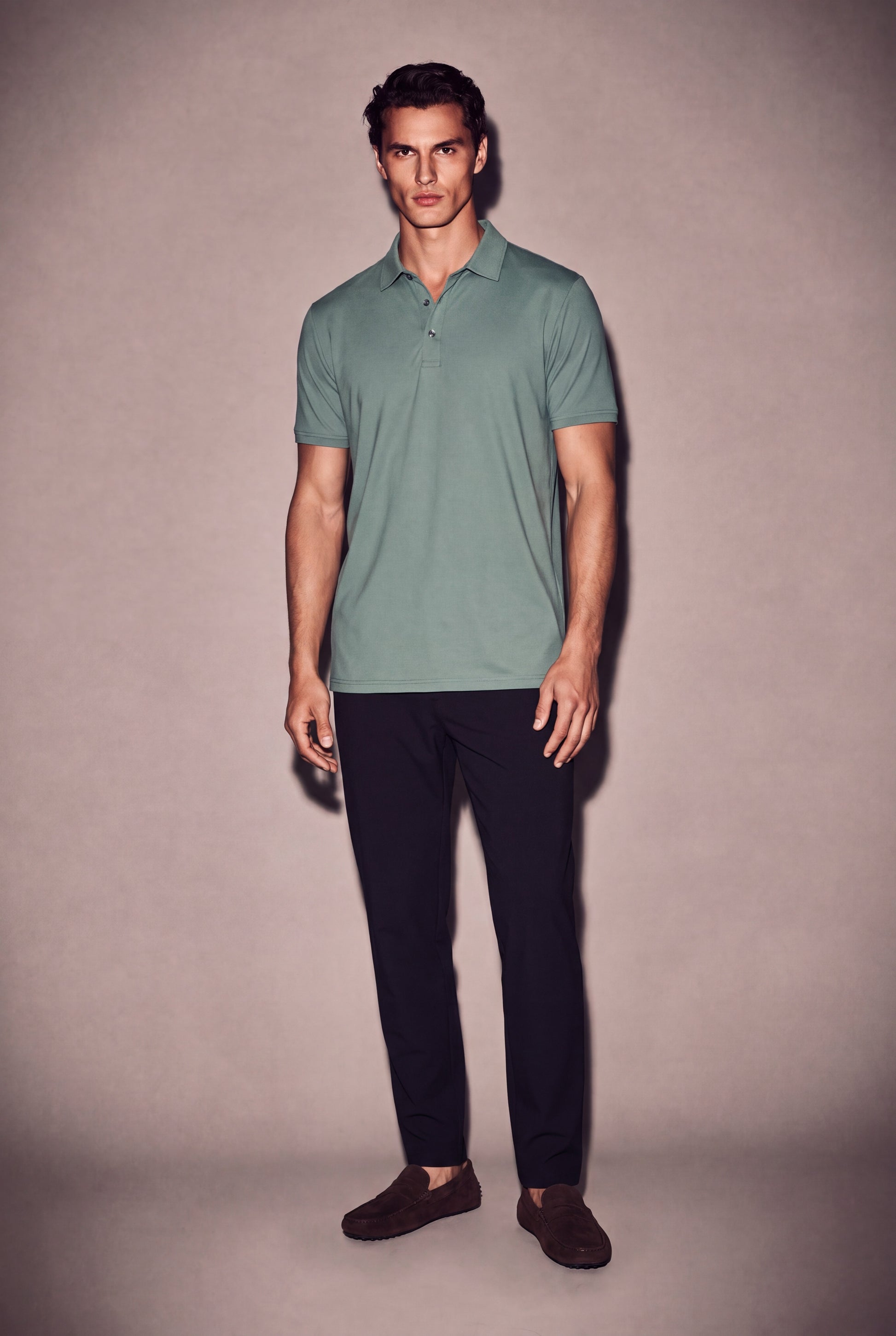 MAESON Polo Silktouch Pique Frosted Olive — model, foto 1