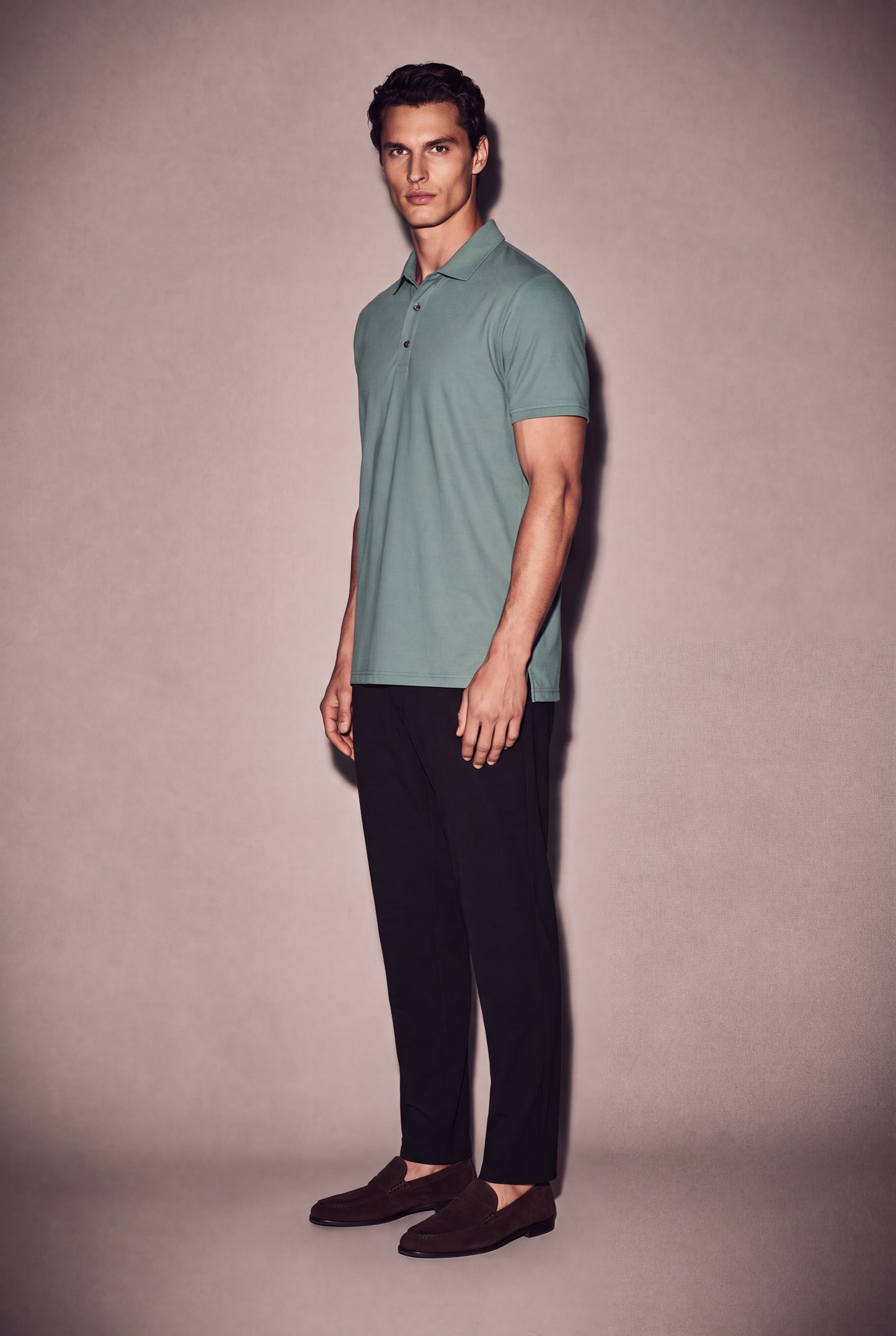 MAESON Polo Silktouch Pique Frosted Olive — model, foto 2