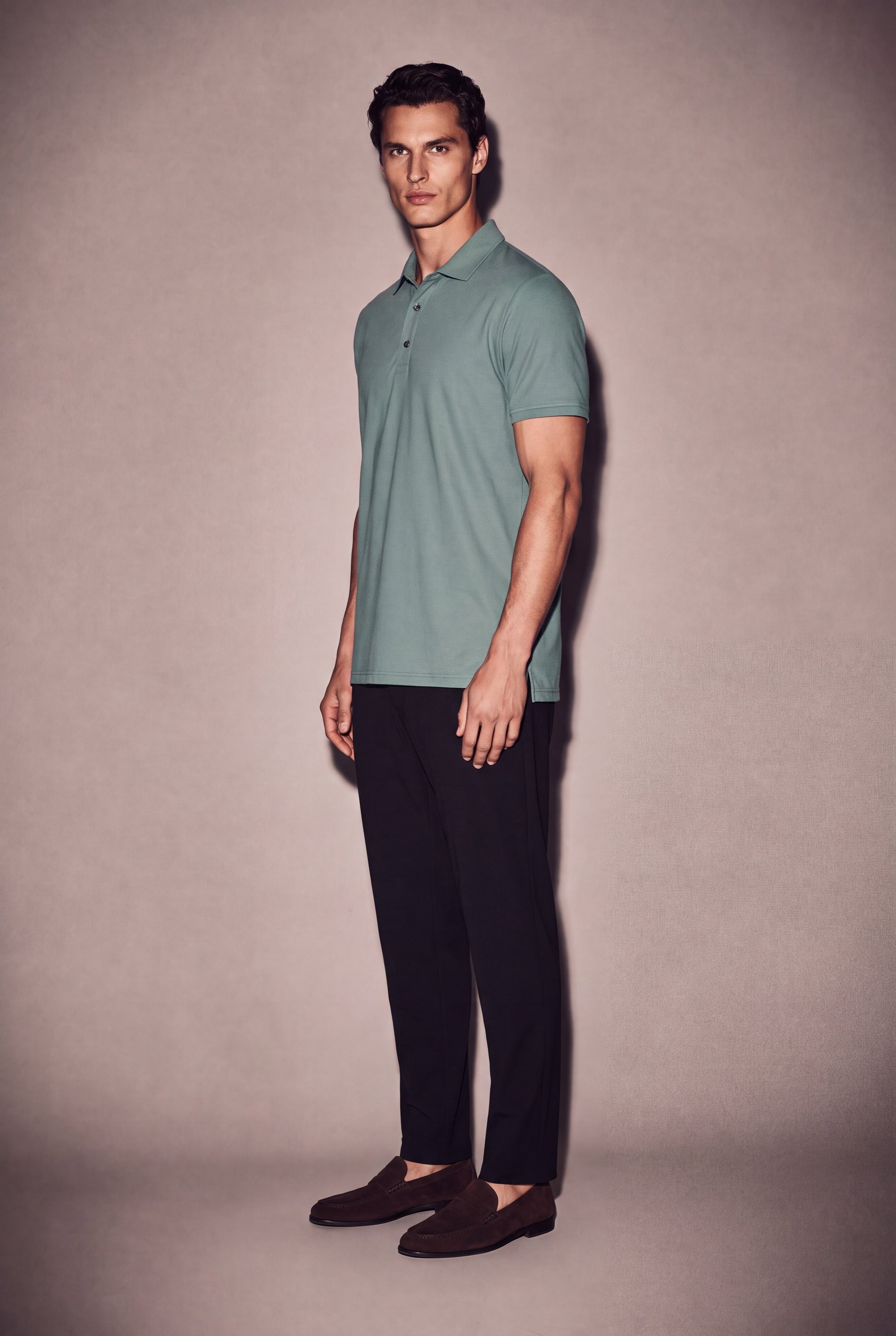 MAESON Polo Silktouch Pique Frosted Olive — model, foto 2