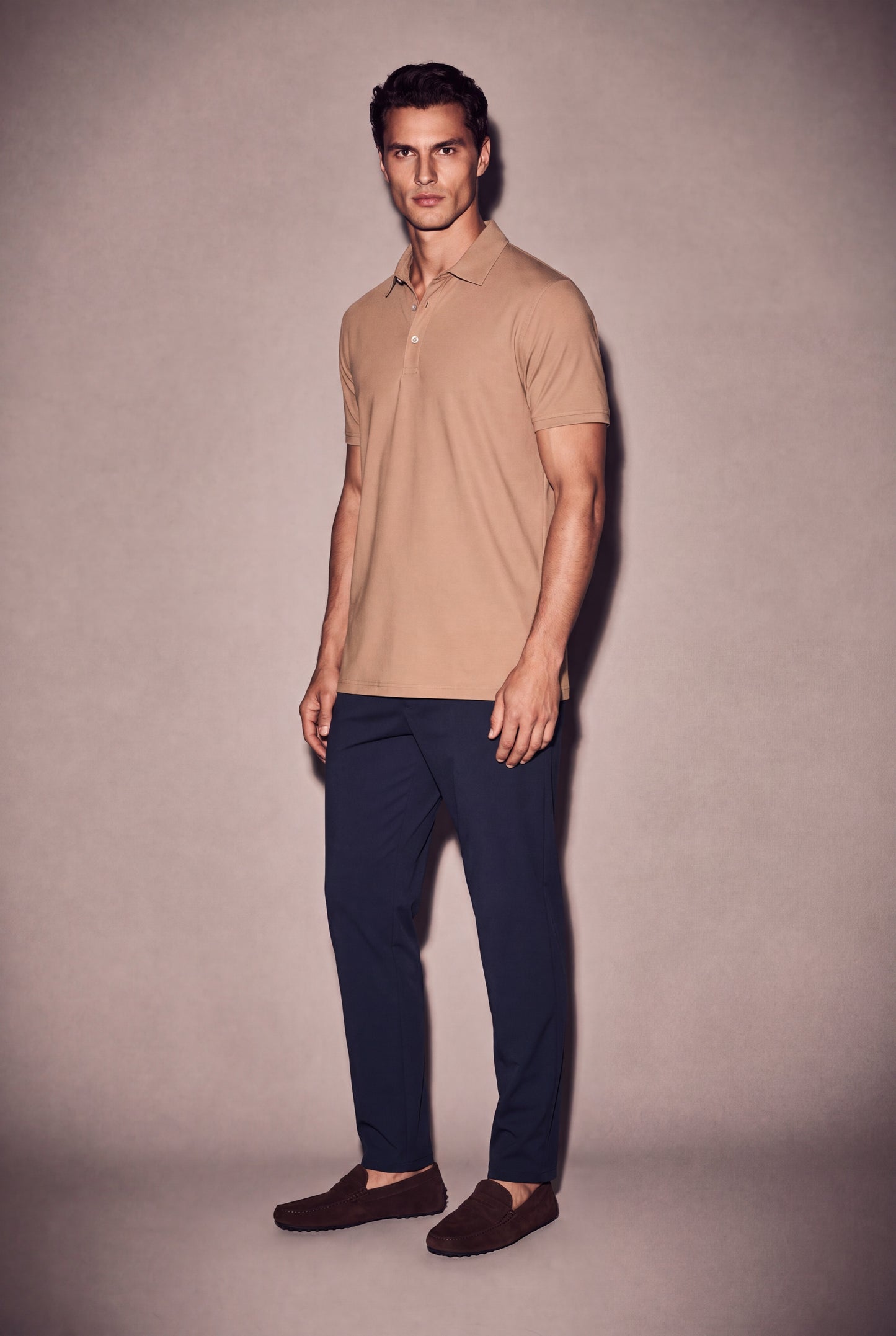 MAESON Polo Silktouch Pique Mocha Sand — model, foto 2