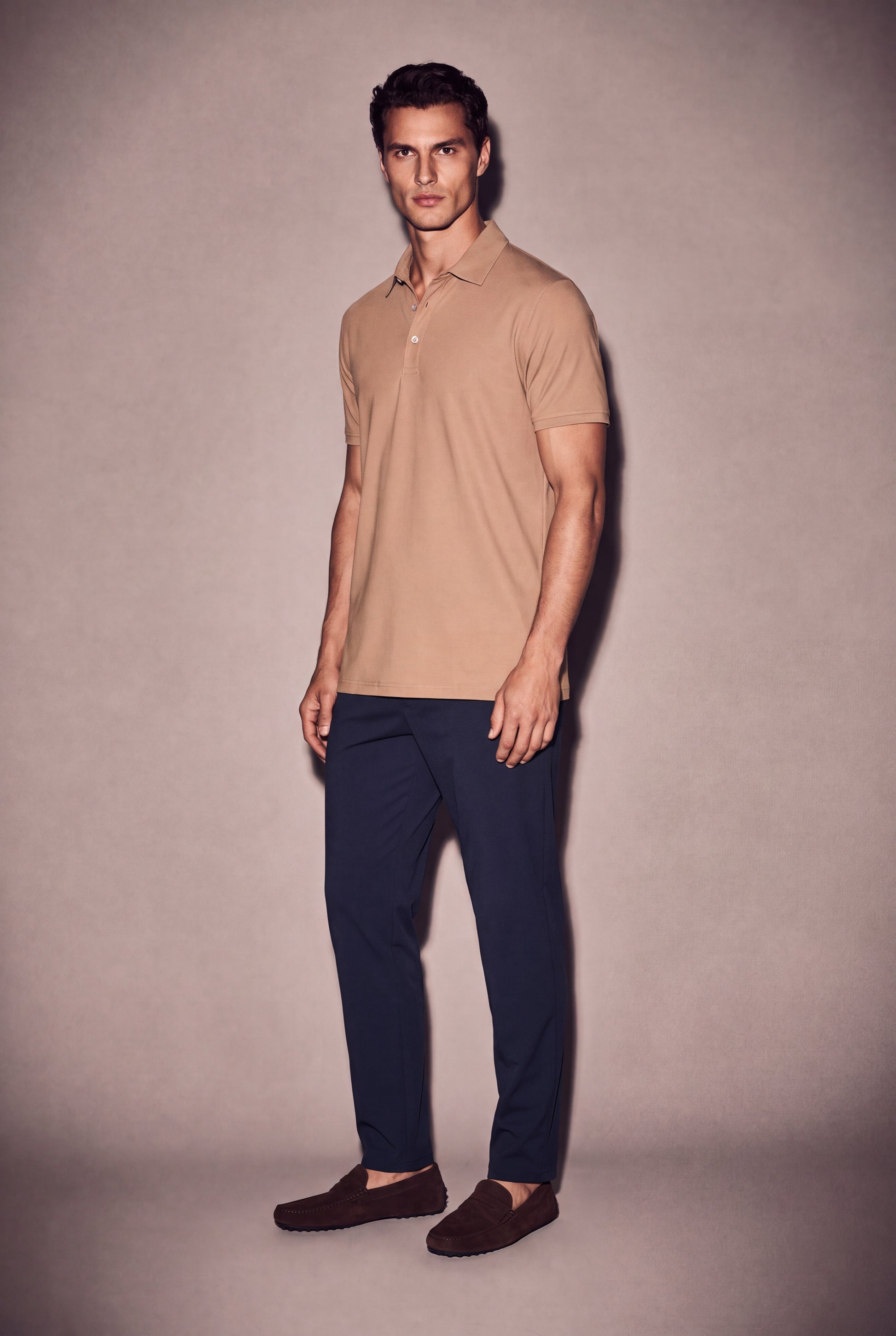 MAESON Polo Silktouch Pique Mocha Sand — model, foto 2