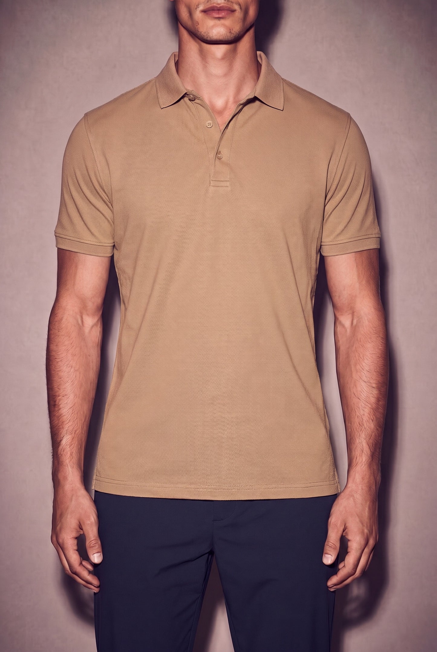 MAESON Polo Silktouch Pique Mocha Sand — model, foto 3