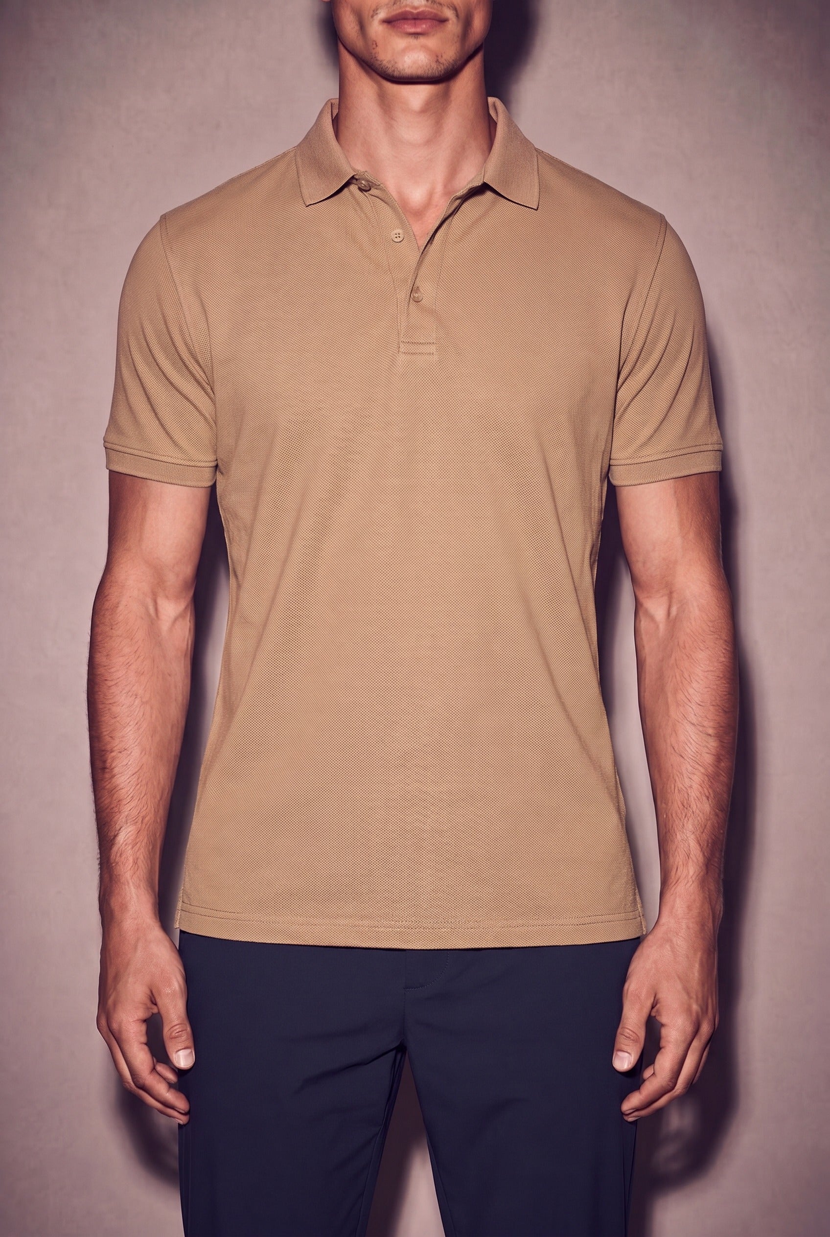 MAESON Polo Silktouch Pique Mocha Sand — model, foto 3