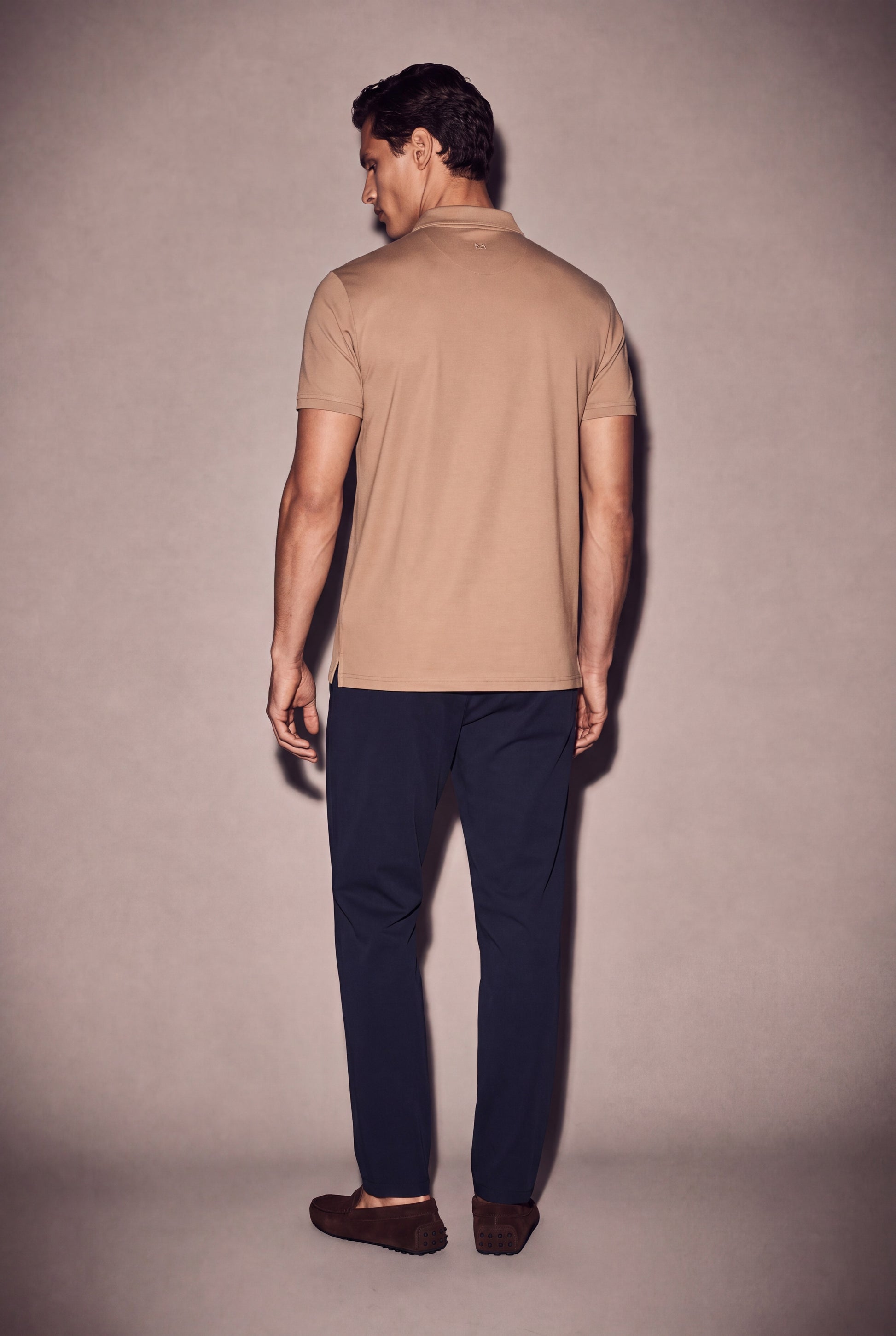 MAESON Polo Silktouch Pique Mocha Sand — model, foto 4