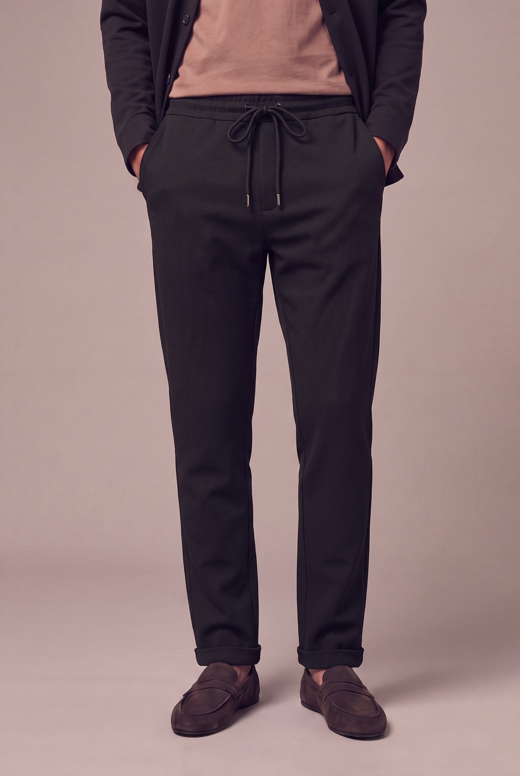 MAESON Knitted Jogg Pants Onyx Black — model, foto 1